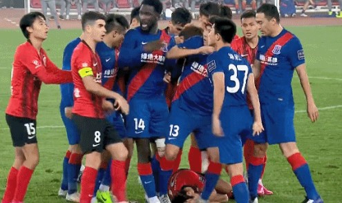  都灵队长染红离场，争议判罚引爆舆论风波  